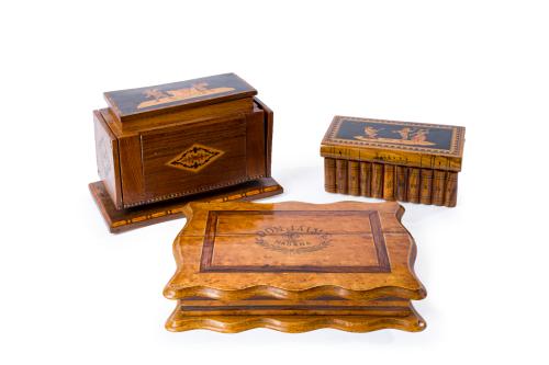 Lote compuesto por tres cajas antiguas para tabaco. Una e