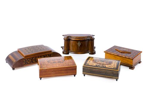 Lote formado por cuatro cajas para música en madera y peque