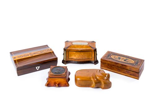 Lote compuesto por cinco cajas antiguas en madera, una de e