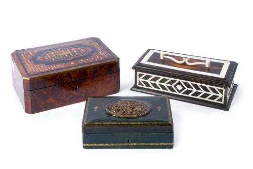 Lote formado por tres cajas, una en madera de raíz de sabin