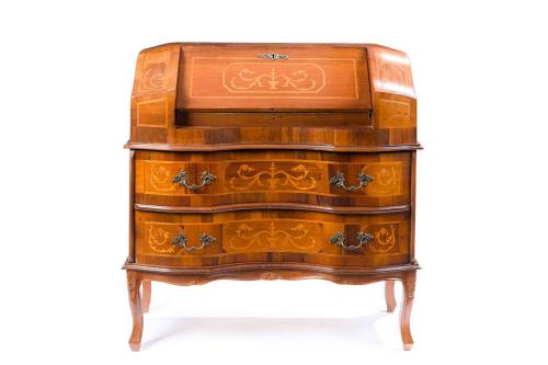 232   -  <p><span class="object_title">Escritorio italiano en madera de nogal con decoración de marquetería en limoncillo de motivos clásicos.<br/>Dos registros de cajones de frente sinuoso y tapa frontal abatible con compartimentos al interior. <br/></span><br></p>