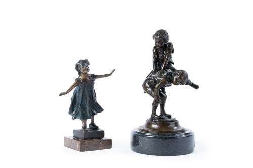 Lote formado por dos esculturas en bronce pavonado, una rep