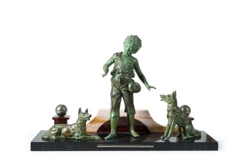 "Pescador napolitano con perros".Escultura en metal pavon