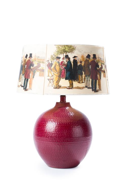 Lámpara de sobremesa en metal pintado en rojo, cuerpo globu