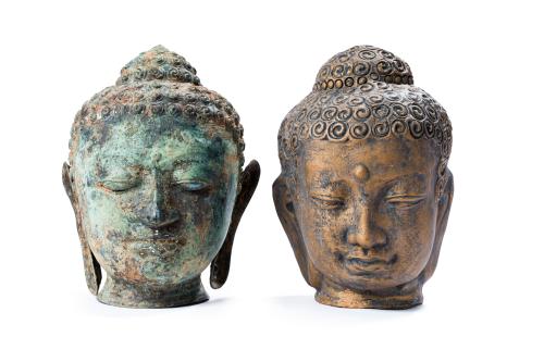 Lote de dos cabezas de Buda en bronce pintado.