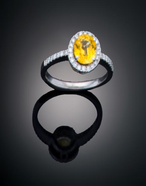 SORTIJA CON ZAFIRO AMARILLO Y DIAMANTES EN ORO BLANCO DE 18