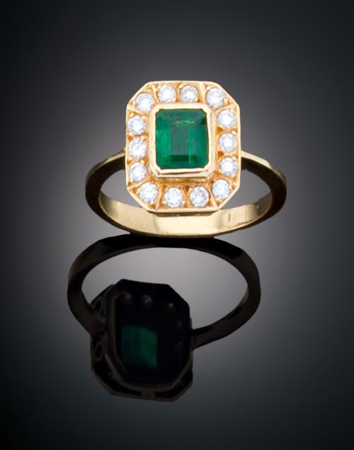 SORTIJA CON ESMERALDA Y DIAMANTES EN ORO AMARILLO DE 18 K