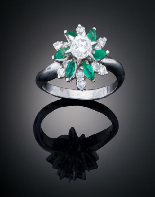 SORTIJA FLOR CON DIAMANTES Y ESMERALDAS EN ORO BLANCO DE 18