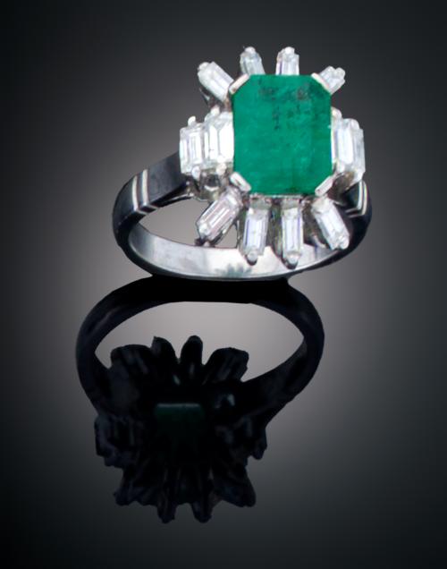 SORTIJA CON ESMERALDA Y DIAMANTES EN ORO BLANCO DE 18 K