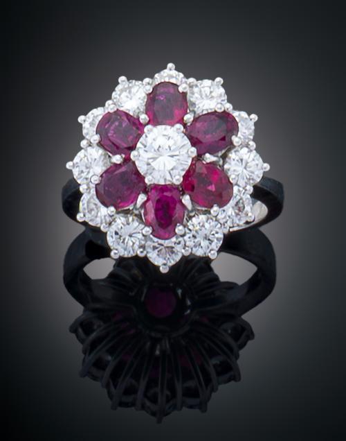 SORTIJA ROSETÓN CON DIAMANTES Y RUBÍES EN ORO BLANCO DE 18 K