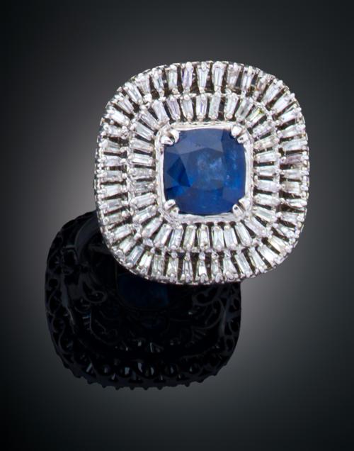 SORTIJA CUADRADA CON ZAFIRO Y DIAMANTES EN ORO BLANCO 18 K