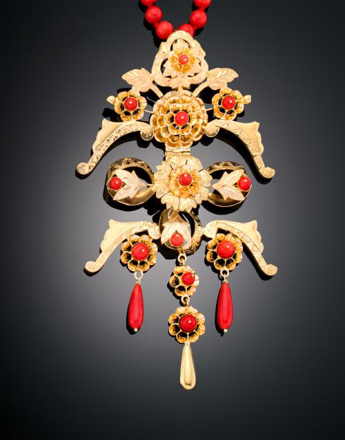 COLGANTE ESTILO ANTIGUO CON CORALES EN ORO AMARILLO DE 18 K