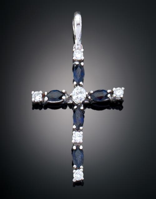 CRUZ CON ZAFIROS Y DIAMANTES EN ORO BLANCO DE 18 K