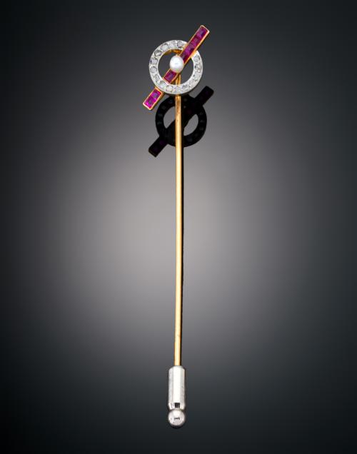 ALFILER CON DIAMANTES, RUBÍES, PERLA EN ORO AMARILLO DE 18 K