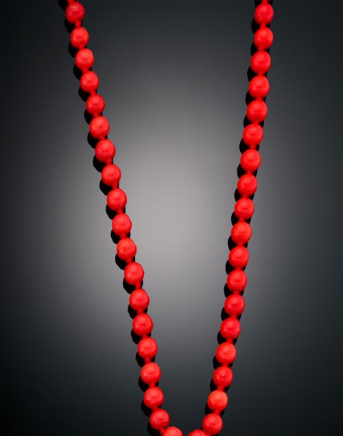 COLLAR EN CUENTAS DE CORAL Y CIERRE EN ORO DE 18 K