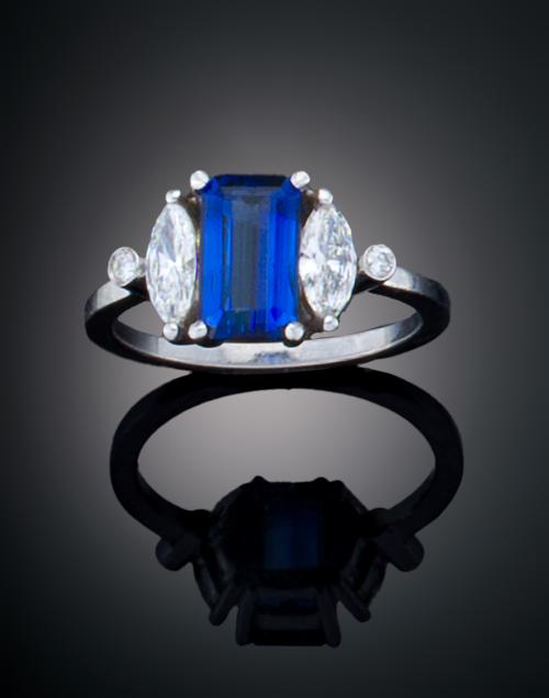 SORTIJA CON ZAFIRO Y DIAMANTES EN ORO BLANCO DE 18 K