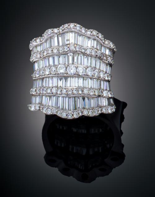 SORTIJA CON CUATRO LINEAS DE DIAMANTES EN CARRÉ EN ORO BLAN