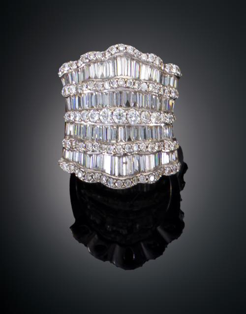 SORTIJA CON CUATRO LINEAS DE DIAMANTES EN CARRÉ EN ORO BLAN
