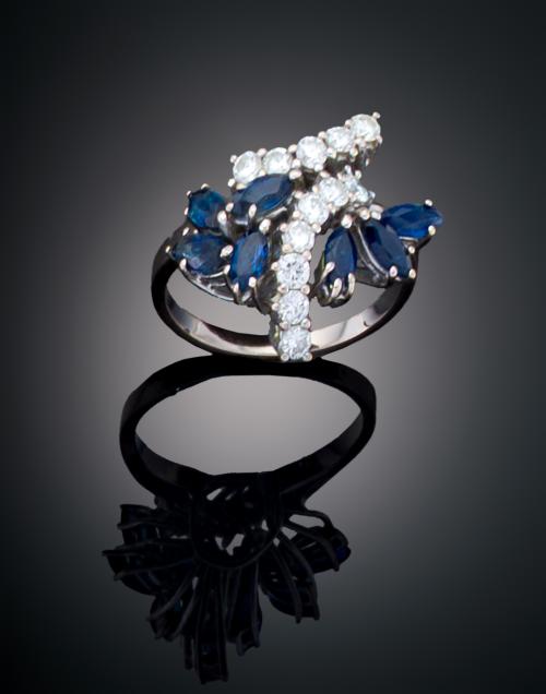 SORTIJA CON ZAFIROS Y DIAMANTES EN ORO BLANCO DE 18 K 