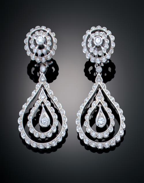 PENDIENTES LARGOS EN FORMA DE LÁGRIMA CON DIAMANTES EN ORO 