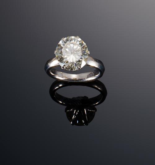 615   -  <p><span class="object_title">Sortija de oro blanco con diamante 5,01cts.</span></p>
