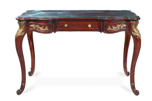 322   -  <p><span class="object_title">Escritorio estilo Luis XV en madera, tres cajones en cintura, aplicaciones en dorado, patas cabriolé terminadas en volutas. </span><br></p>