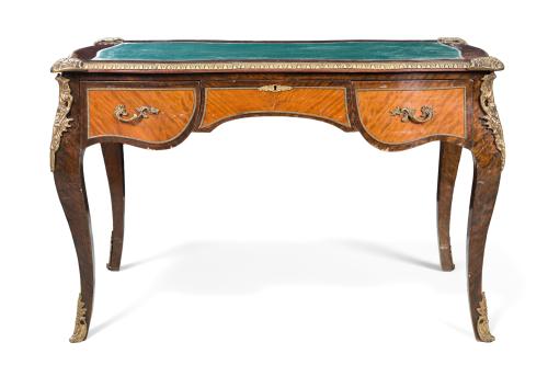 Mesa escritorio estilo Luis XV en madra, tres cajones enc