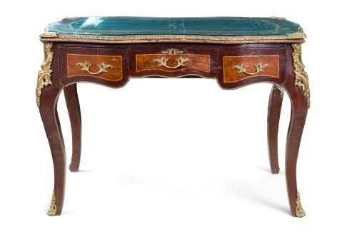 443   -  <p><span class="object_title">Mesa escritorio estilo Luis XV en madera, con tres cajones en cintura, tiradores, aplicaciones y sabots en dorado<br/></span><br></p>