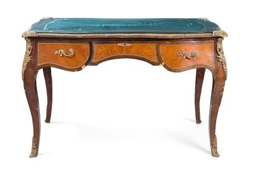 Mesa escritorio estilo Luis XV en madera, tres cajones en c