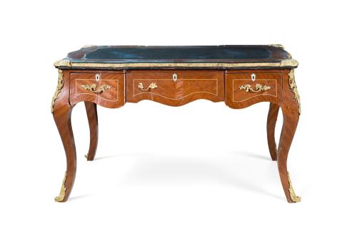 Mesa escritorio estilo Luis XVEn madera, tres cajones en 