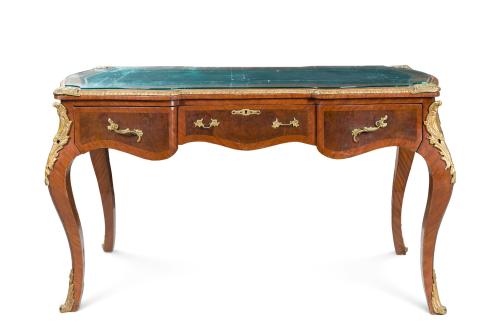 Mesa escritorio estilo Luis XV.En madera, tres cajones en