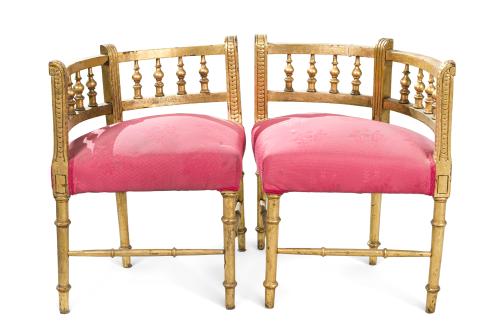 Pareja de sillas esquineras en madera tallada y dorada. Res