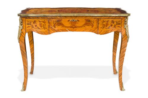 419   -  <p><span class="object_title">Escritorio estilo Luis XV en madera de palorosa con decoración de marquetería de motivos florales, tres cajones en cintura, patas cabriolé, aplicaciones y sabots en bronce dorado. </span><br></p>