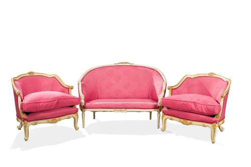 Tresillo estilo Luis XV en madera tallada y dorada, compues