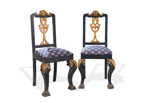 Pareja de sillas de estilo Chippendale en madera pintada y 