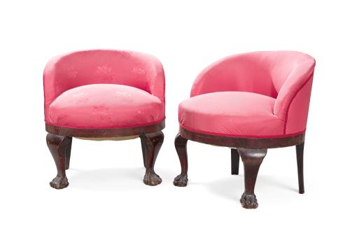 Pareja de butacas descalzadoras, patas en madera rematadas 