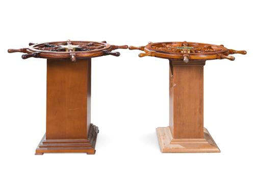 Pareja de mesas barco con tapa de timón en madera. 