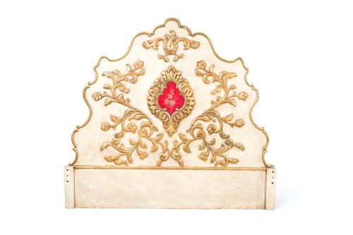 366   -  <p><span class="object_title">Cabecero estilo rococó en madera tallada y dorada con decoración de motivos vegetales y florales. </span><br></p>