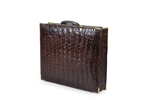 Maletín de caballero en piel de cocodrilo.