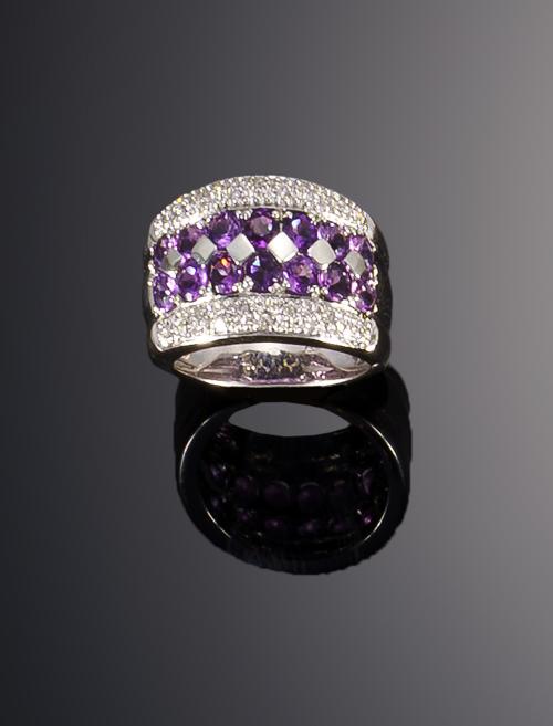 680   -  <p><span class="object_title">Sortija con diseño de tres bandas de  amatistas y diamantes.</span></p>