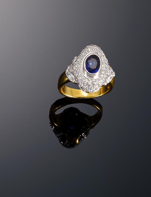 685   -  <p><span class="object_title">Sortija con zafiro central y diamantes</span></p>