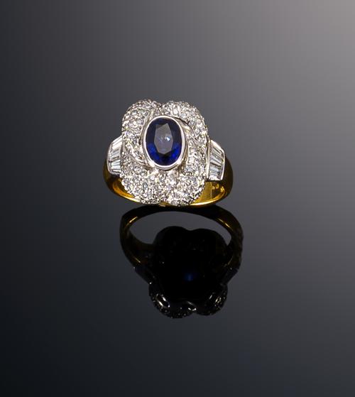 683   -  <p><span class="object_title">Sortija con zafiro central y diamantes</span></p>