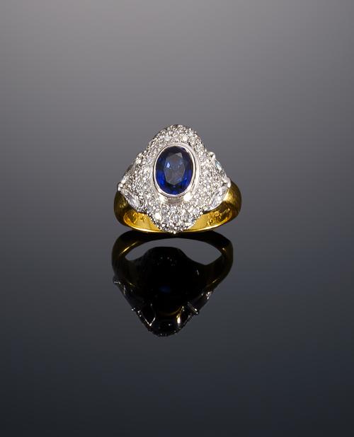 684   -  <p><span class="object_title">Sortija con zafiro central y diamantes</span></p>
