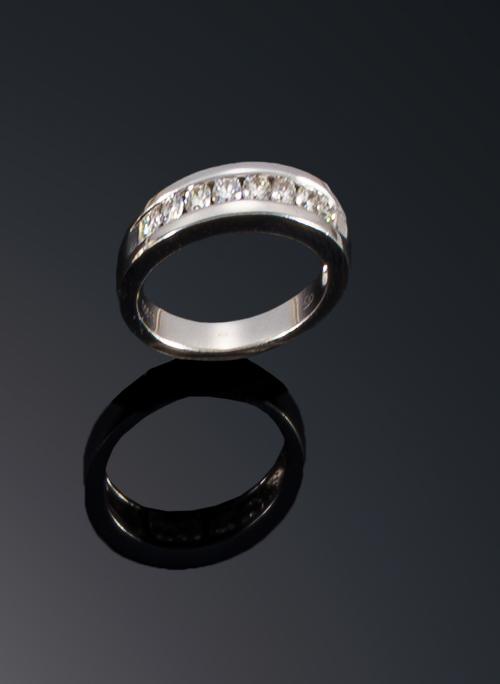 676   -  <p><span class="object_title">Sortija con diamantes en media alianza.</span></p>
