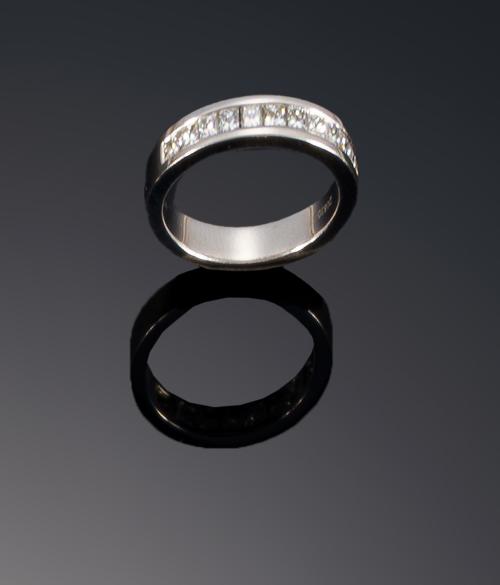 675   -  <p><span class="object_title">Sortija con diamantes princesa en media  alianza.</span></p>