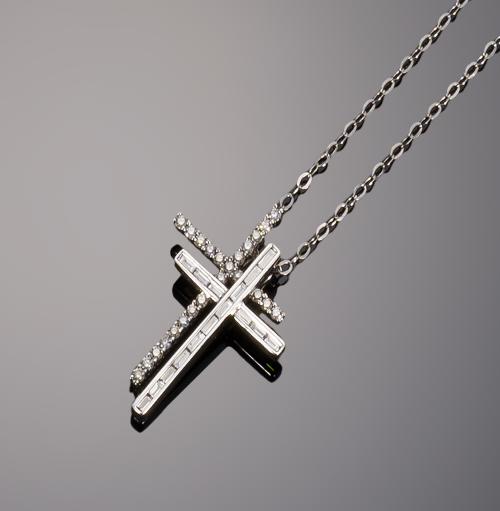 542   -  <p><span class="object_title">Colgante con forma de cruz con diamantes </span></p>