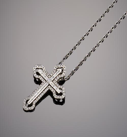 541   -  <p><span class="object_title">Colgante con forma de cruz con diamantes </span></p>