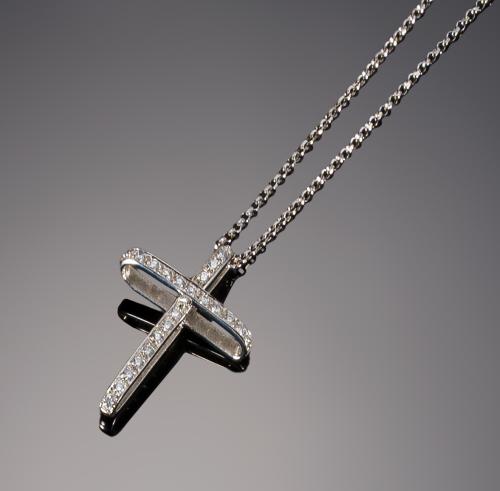 540   -  <p><span class="object_title">Colgante en forma de cruz con diamantes</span></p>
