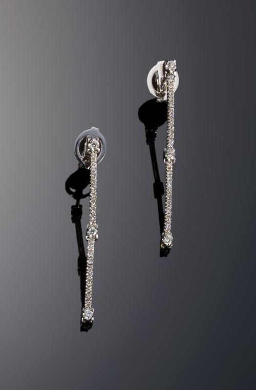 544   -  <p><span class="object_title">Pendientes largos con diamantes</span></p>