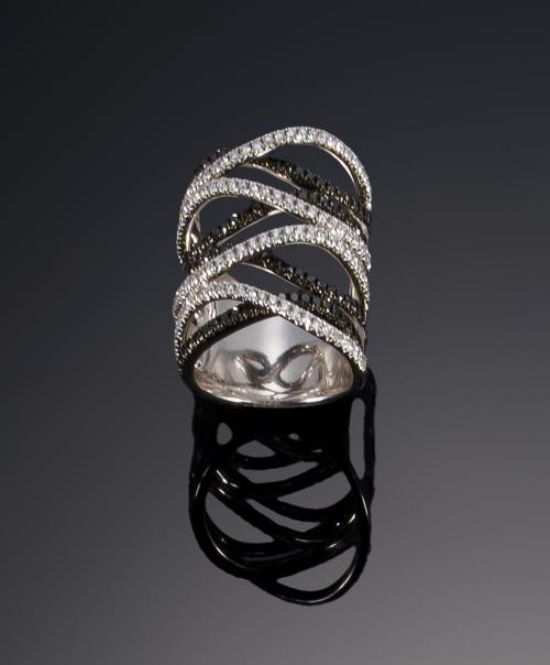 538   -  <p><span class="object_title">Sortija de bandas entrelazadas de diamantes</span></p>